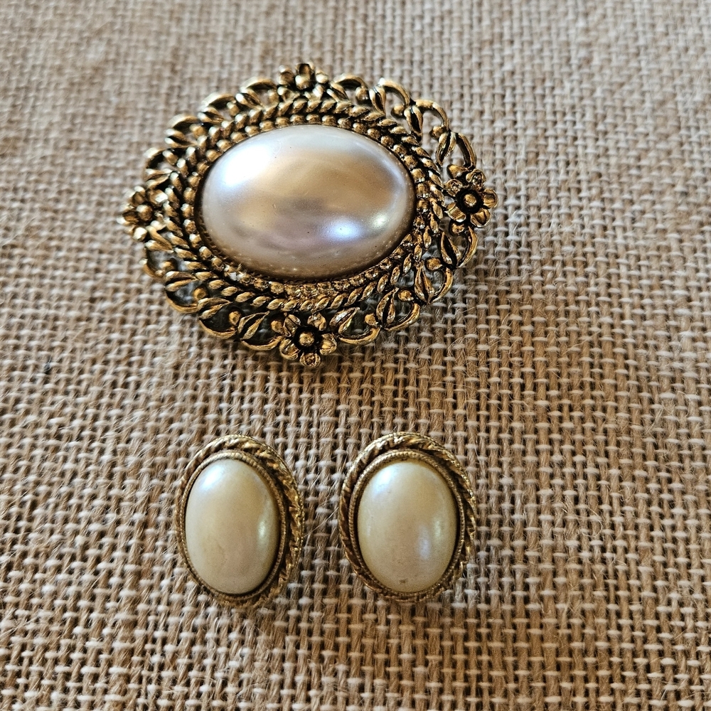 Vintage-Inspired Gold and Pearl Brooch Set
